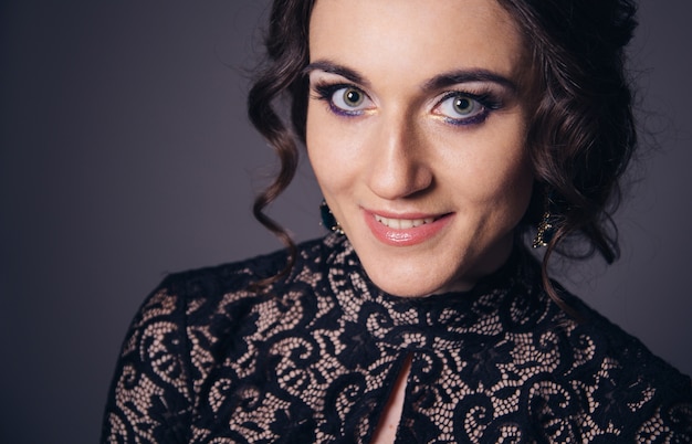 Portrait en studio de femme sur fond sombre