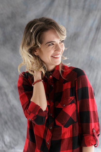 Portrait en studio d'une fille heureuse sur fond gris