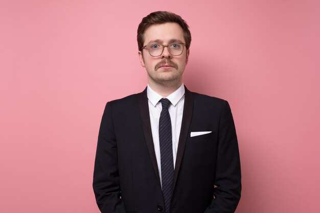 Portrait en studio sur fond blanc d'un bel homme sérieux