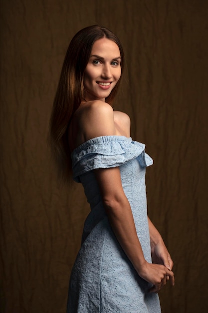 portrait en studio sur fond sombre d'une belle jeune femme