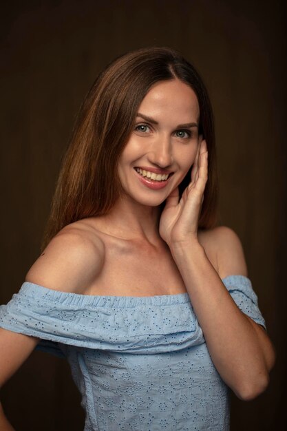 portrait en studio sur fond sombre d'une belle jeune femme