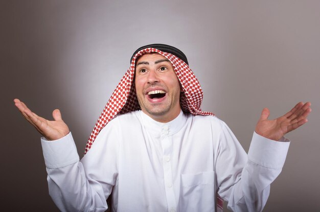 Portrait en studio d'un homme arabe heureux