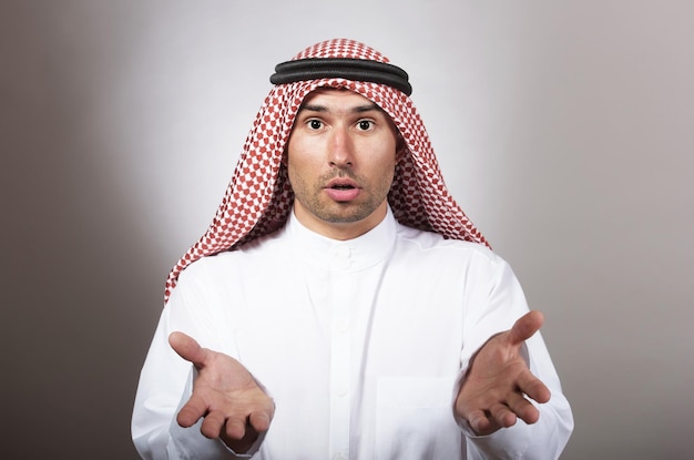 Portrait en studio d'un homme arabe perplexe