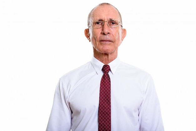 Portrait en studio d'un homme senior aux cheveux courts isolé sur blanc