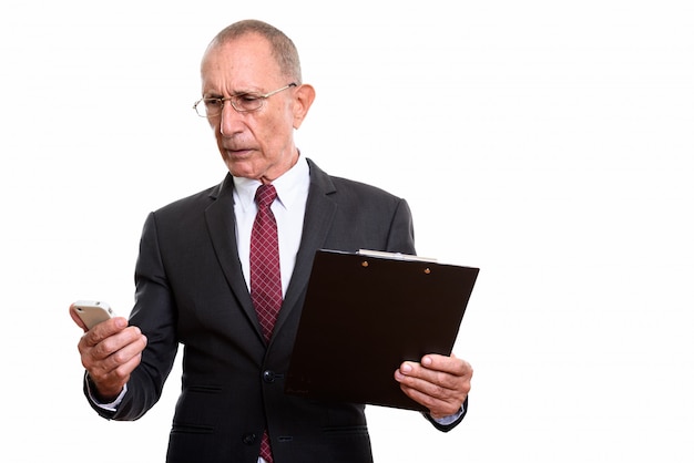 Portrait en studio d'un homme senior aux cheveux courts isolé sur blanc