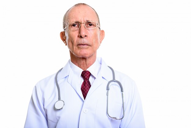 Portrait en studio d'un homme senior aux cheveux courts isolé sur blanc