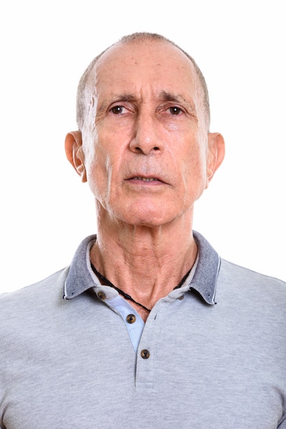 Portrait en studio d'un homme senior aux cheveux courts isolé sur blanc