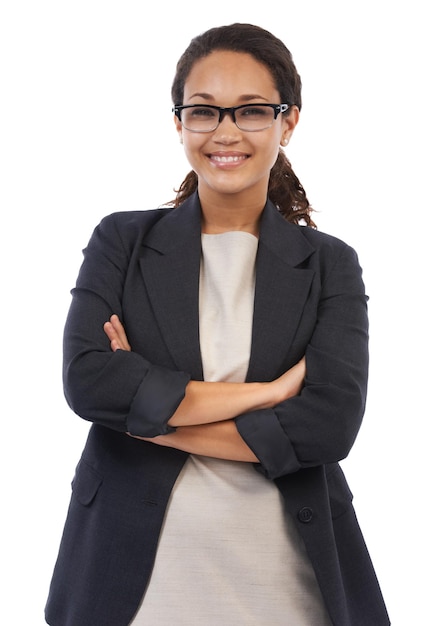 Portrait en studio intelligent et confiant d'une jolie jeune femme d'affaires isolée sur blanc