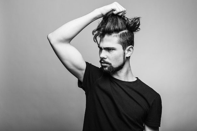 Portrait en studio de jeune bel homme avec une coiffure fashion