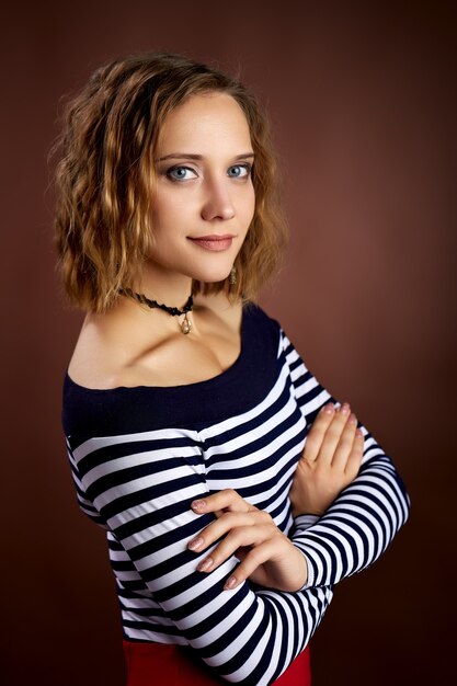 Portrait en studio d'une jeune femme adulte