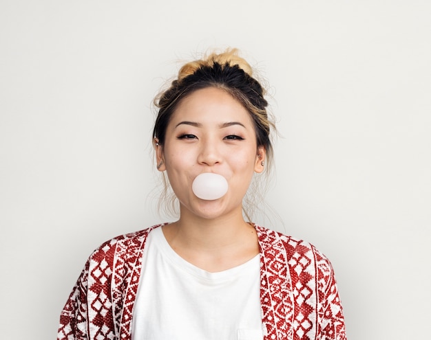 Un portrait en studio de jeune femme asiatique