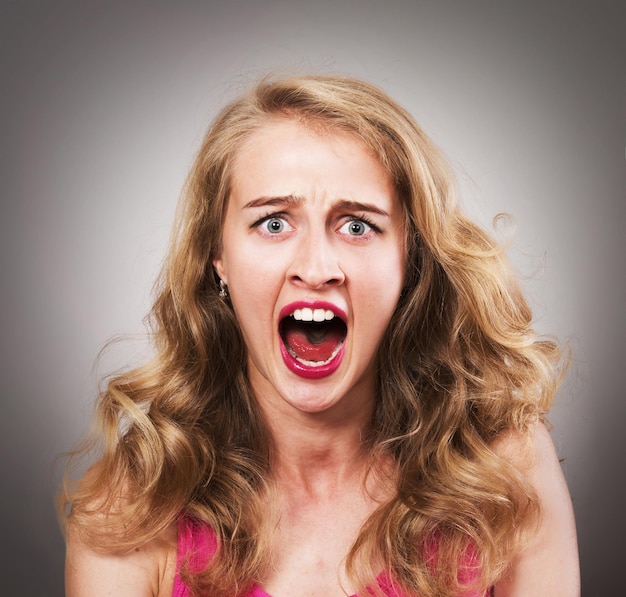 Portrait en studio d'une jeune femme criant