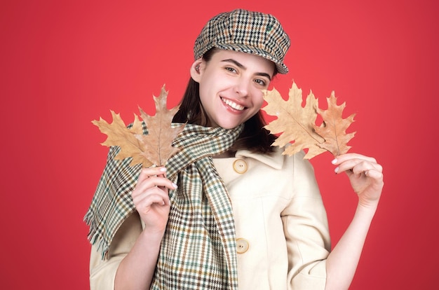 Portrait en studio d'une jeune femme avec des feuilles d'automne