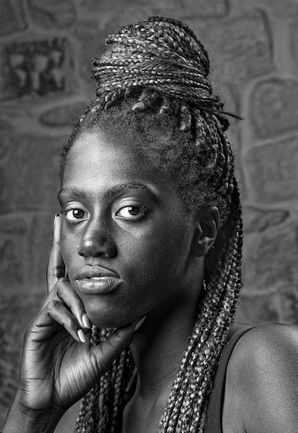 Portrait en studio d'une jeune femme noire avec des tresses