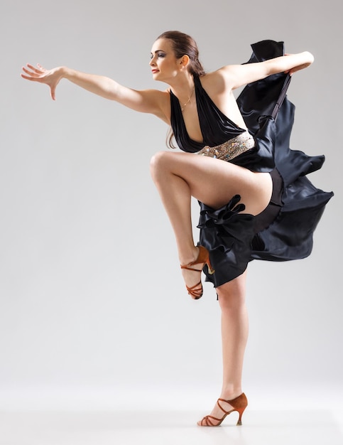 Portrait en studio de jeune femme séduisante dansant le flamenco