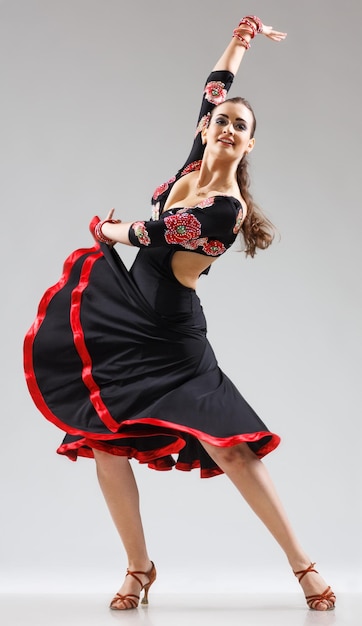 Portrait en studio de jeune femme séduisante dansant le flamenco