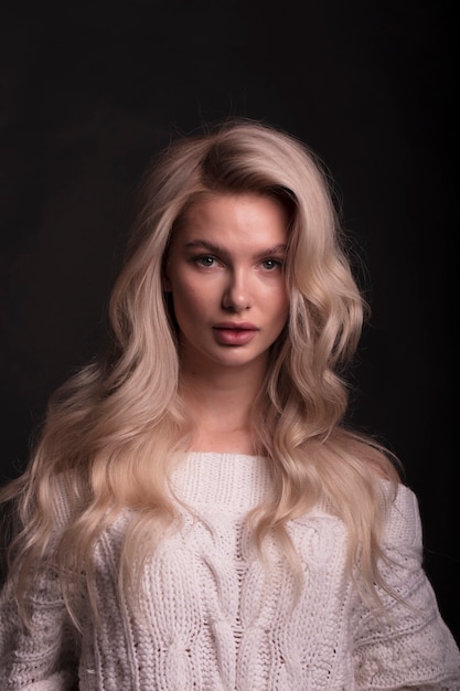 Portrait en studio d'une jeune femme