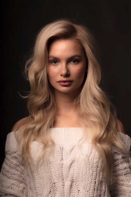 Portrait en studio d'une jeune femme