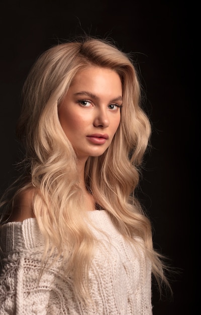 Portrait en studio d'une jeune femme