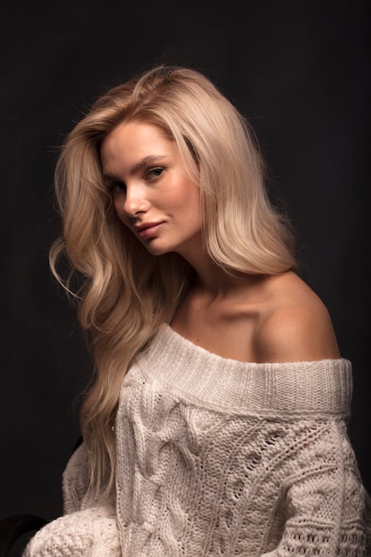 Portrait en studio d'une jeune femme