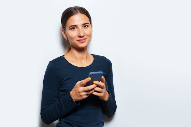 Portrait en studio de jeune fille à l'aide de smartphone