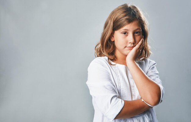 Un portrait en studio d'une jeune fille heureuse