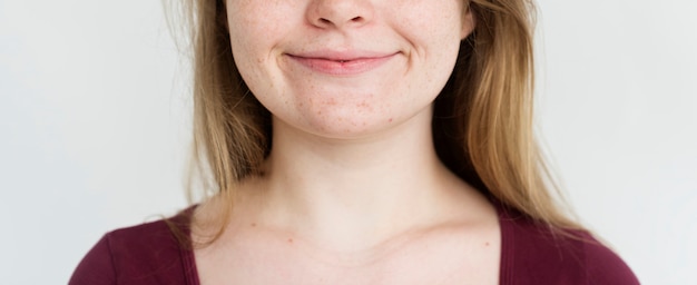 Portrait en studio jeune fille timide sourire