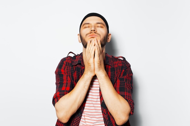 Portrait en studio de jeune homme fatigué sur fond blanc