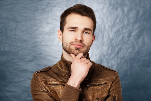 Portrait en studio d&#39;un jeune homme