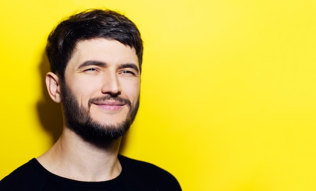 Portrait en studio de jeune mec souriant