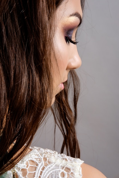 Portrait de studio de jolie jeune femme brune