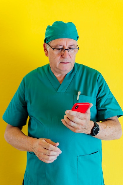 Portrait en studio d'un médecin souriant avec un travailleur de la santé pour smartphones