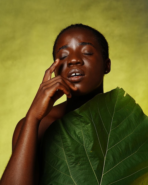 Photo portrait de studio de mélanine de peau foncée