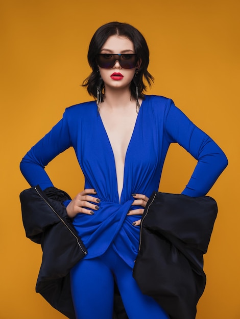 portrait en studio de mode d'une belle fille en costume bleu