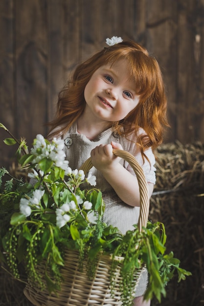 Portrait en studio de petites filles rousses dans le foin 6138