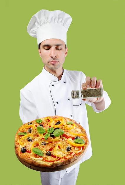 Portrait en studio d'une pizza d'assaisonnement de chef