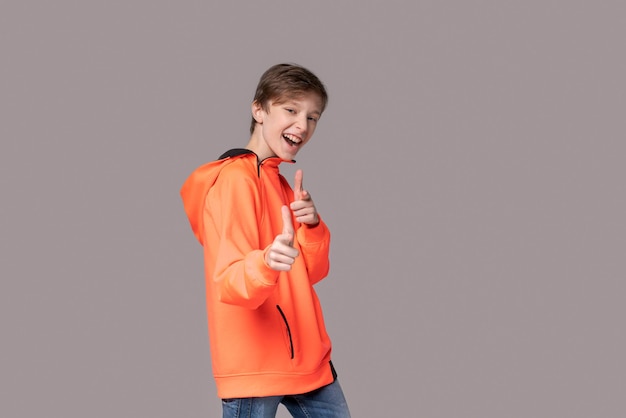 Portrait en studio positif mignon à pleines dents souriant jeune homme caucasien isolé