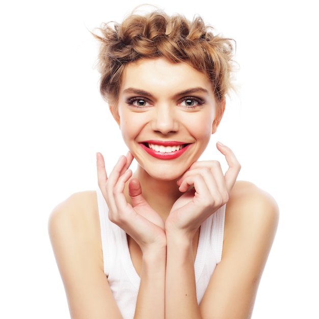 Portrait de style de cheveux de femme. Gros plan sur fond blanc.