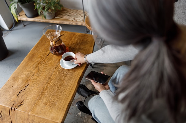 Portrait de style de vie femme élégante cheveux pâles matures au café