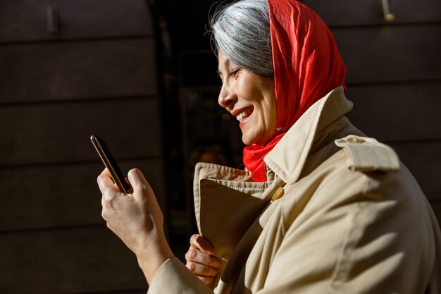 Portrait de style de vie femme élégante cheveux pâles matures à l'extérieur dans la ville