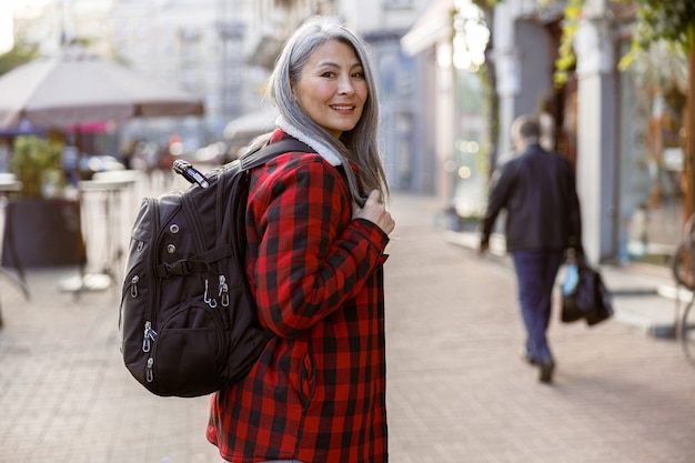Portrait de style de vie femme élégante cheveux pâles matures à l'extérieur dans la ville