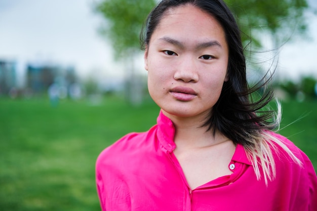 Portrait de style de vie d'une jeune femme aux traits orientaux dans le parc