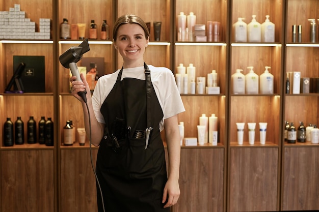 Portrait d'une styliste ou d'une propriétaire d'entreprise dans un petit salon de beauté