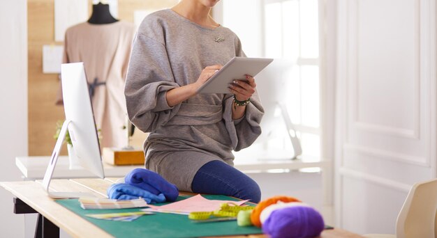 Portrait de styliste travaillant dans son studio