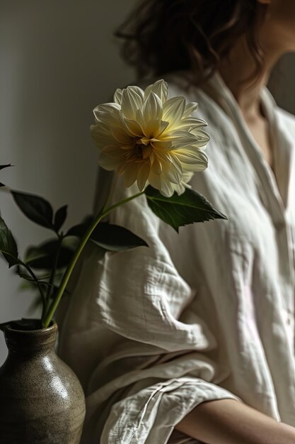 Portrait subtil d'une femme avec un vase rustique et des fleurs délicates Idéal pour le style de vie ou le design d'intérieur