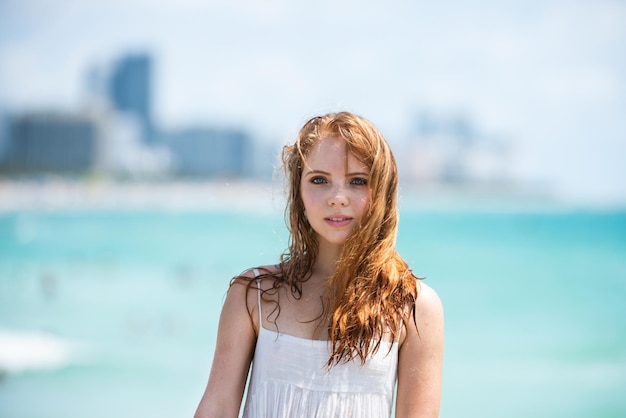 Portrait de Sunner de belle fille rousse à la plage jeune femme bronzée profitant de la brise au bord de la mer