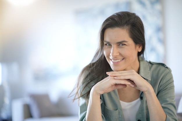 Portrait de superbe brune souriante à l&#39;intérieur