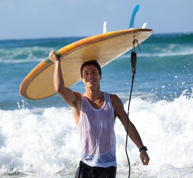 Portrait de surfeur avec longboard