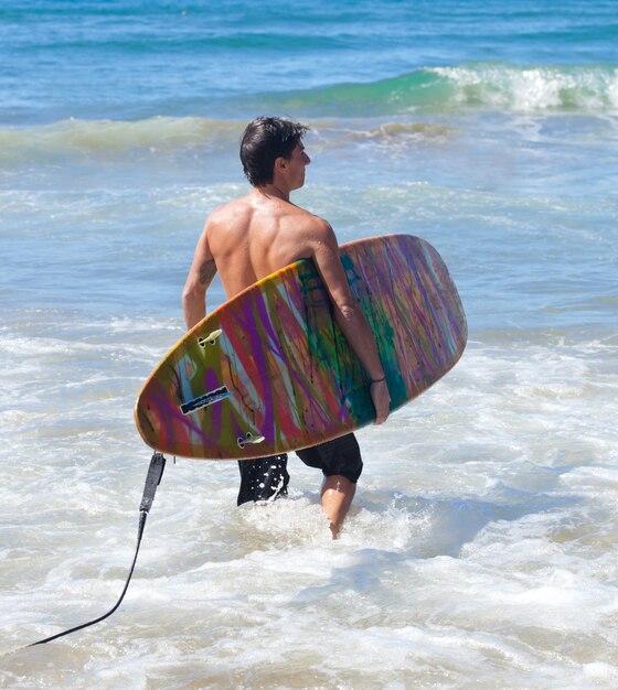 Portrait de surfeur avec longboard