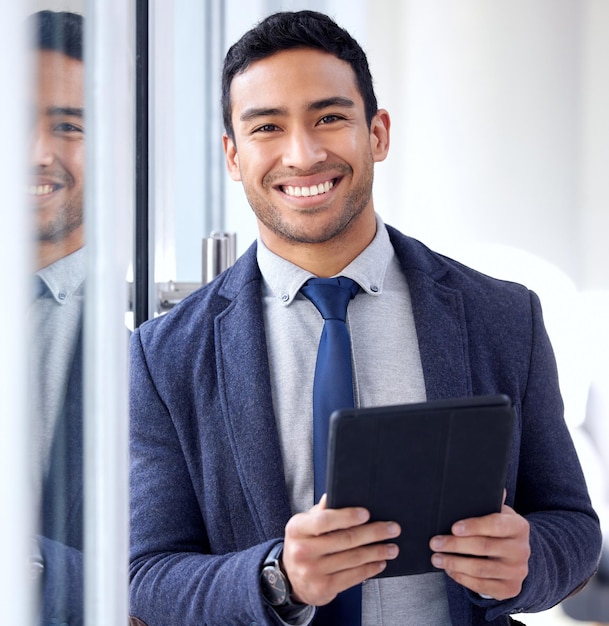 Portrait de tablette et homme d'affaires avec le sourire pour les logiciels financiers de gestion en ligne ou la planification de bureau